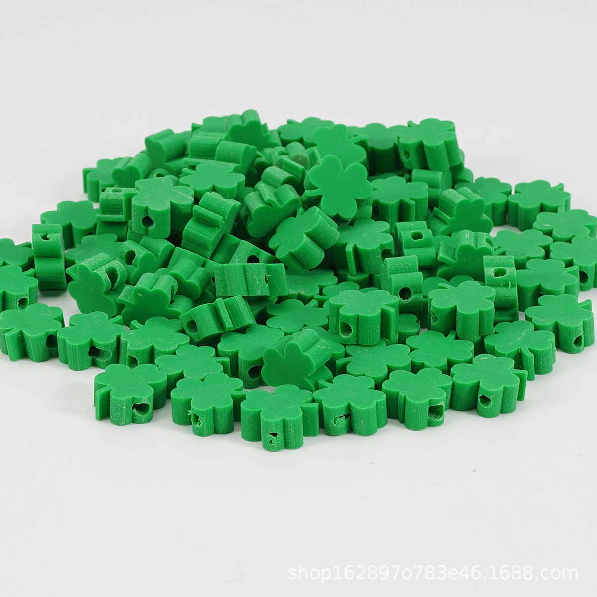 Fiasrel 100pcs Soft clay beads for St. Patrick's Day in Ireland