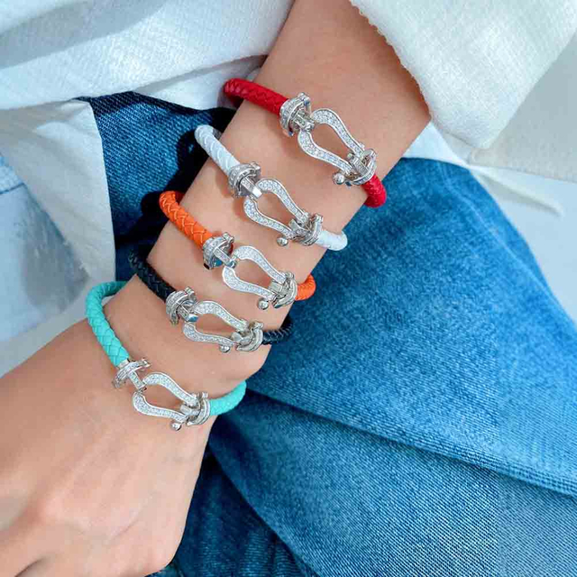 Fiasrel A horseshoe-studded studded woven bracelet