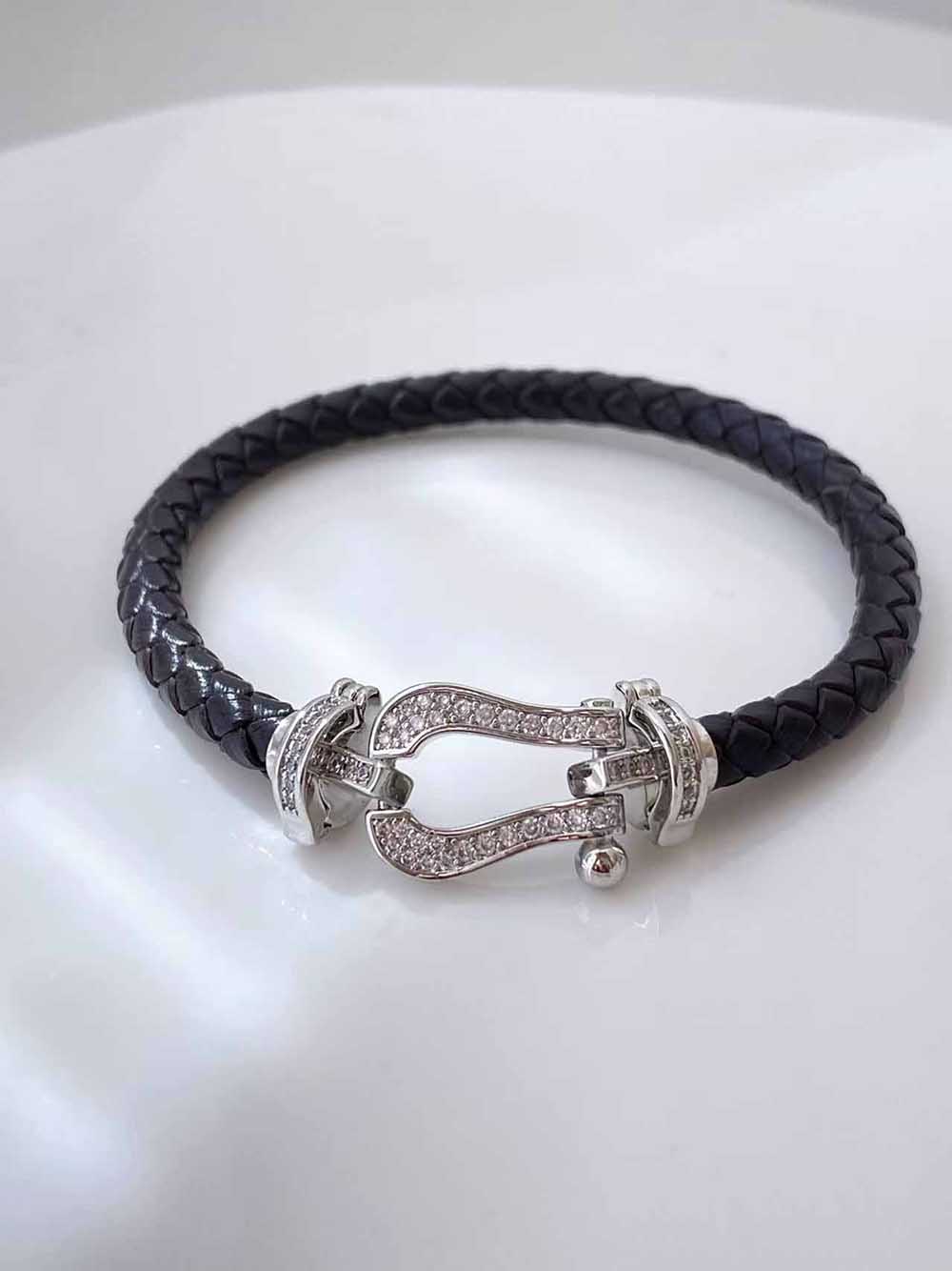 Fiasrel A horseshoe-studded studded woven bracelet