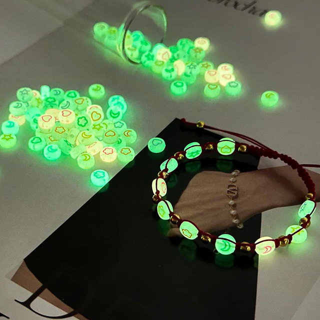 Fiasrel 100/500pcs Mixed Color Glow-in-the-Dark Luminous Stars Moons Hearts Petals Pattern Loose Spacer Acrylic Beads for Jewelry Making DIY Fashion Earrings Necklace Bracelet Handmade Craft Suppies