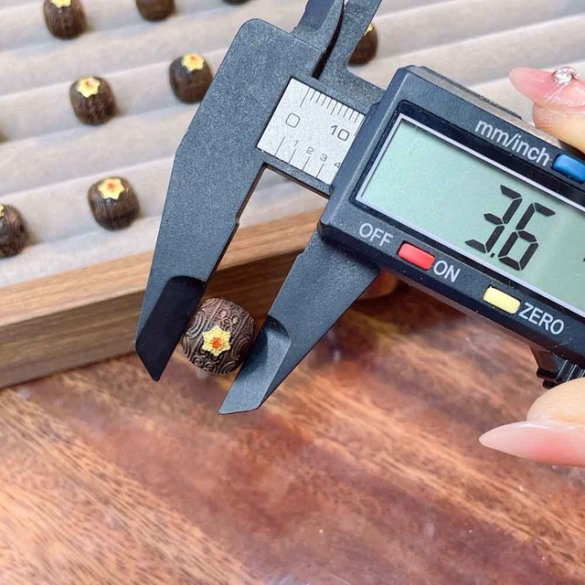 Fiasrel Silver-gilded agarwood patterned beads