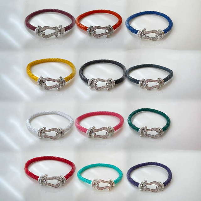 Fiasrel A horseshoe-studded studded woven bracelet