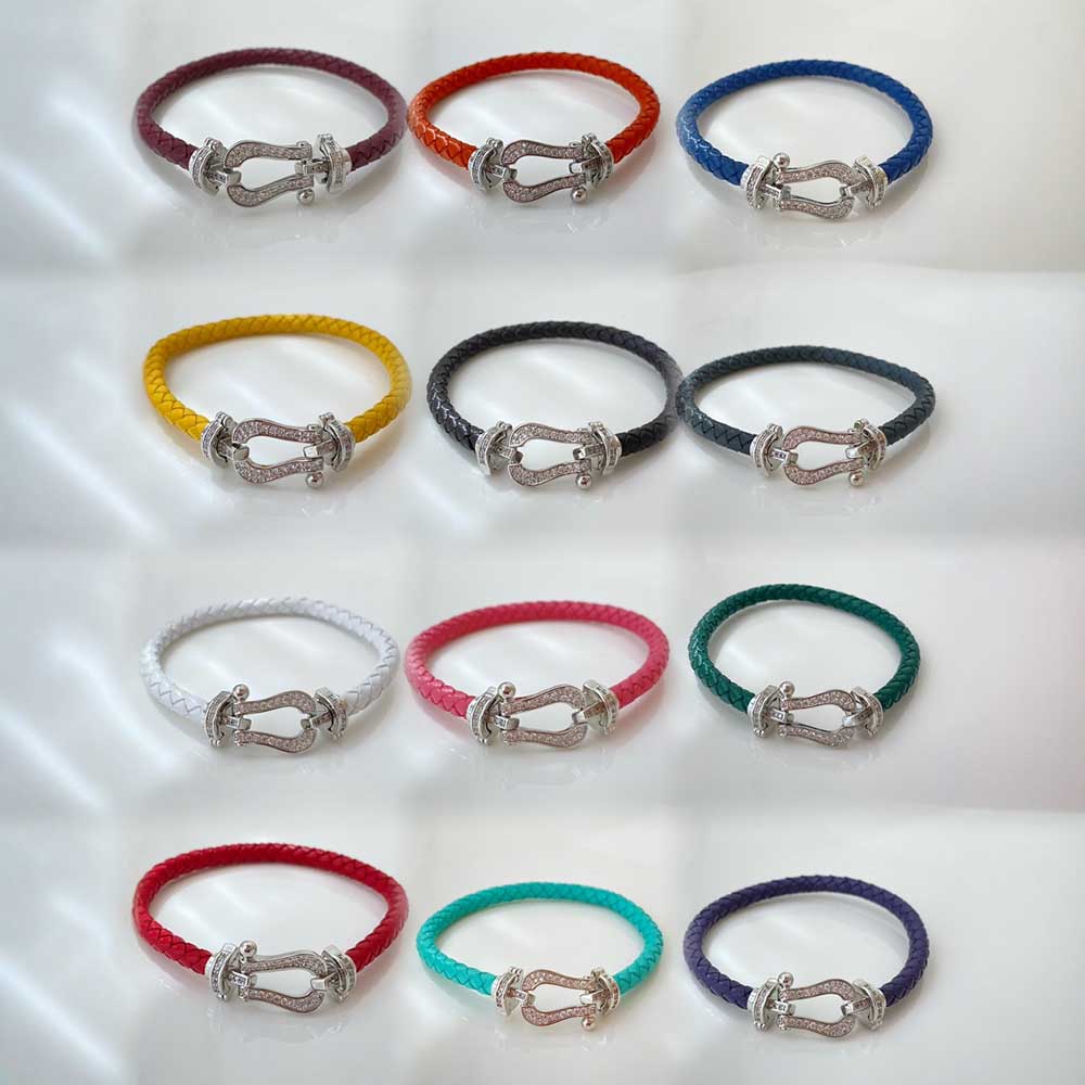 Fiasrel A horseshoe-studded studded woven bracelet